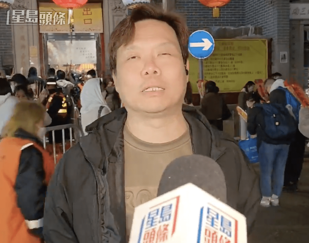 梁先生祈求家庭平安。黎志偉攝 梁先生祈求家庭平安。黎志偉攝
