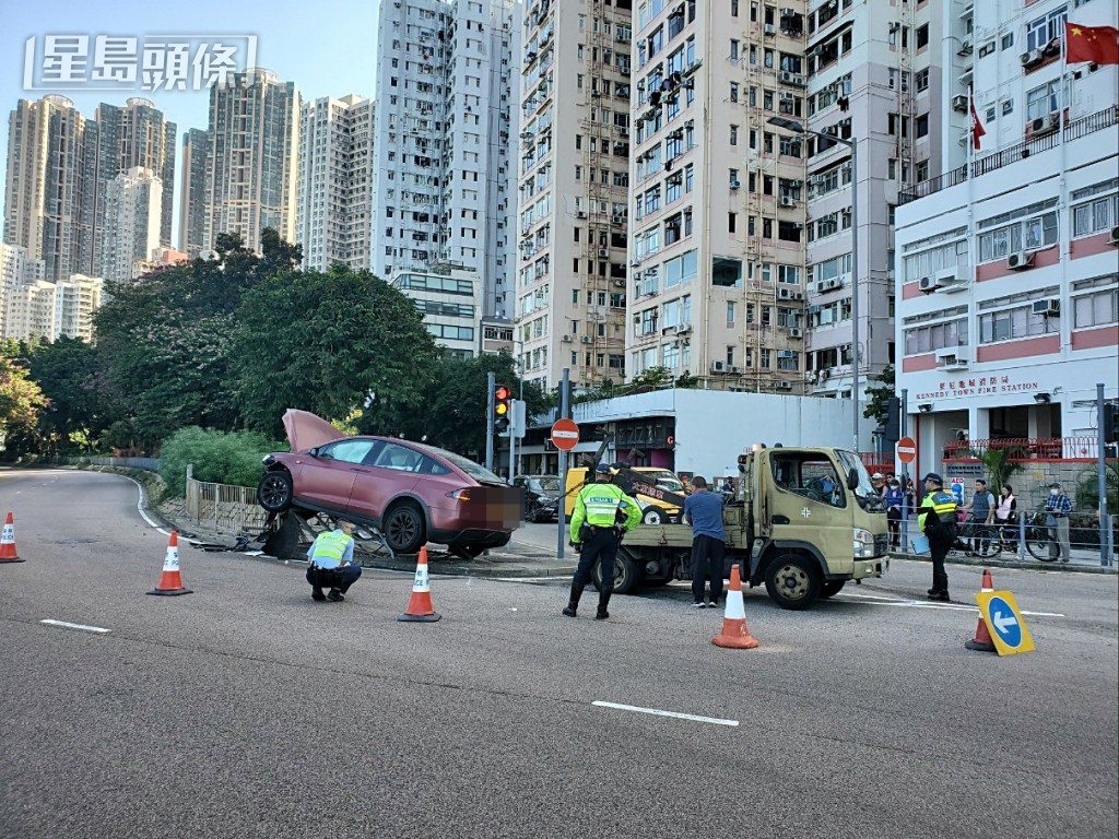 肇事私家车由拖车拖走。