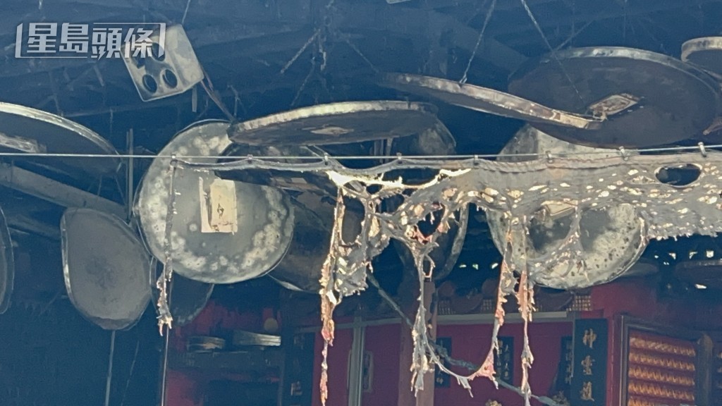 消防相信是掛於天花的塔香火種跌下,燒着衣紙釀成火災。 消防相信是掛於天花的塔香火種跌下,燒着衣紙釀成火災。