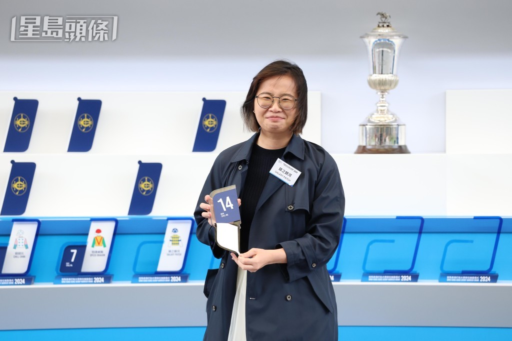 「錶」系馬主楊潔怡為該駒抽得十四檔，正正是上屆打吡得主「遨遊氣泡」的檔位。