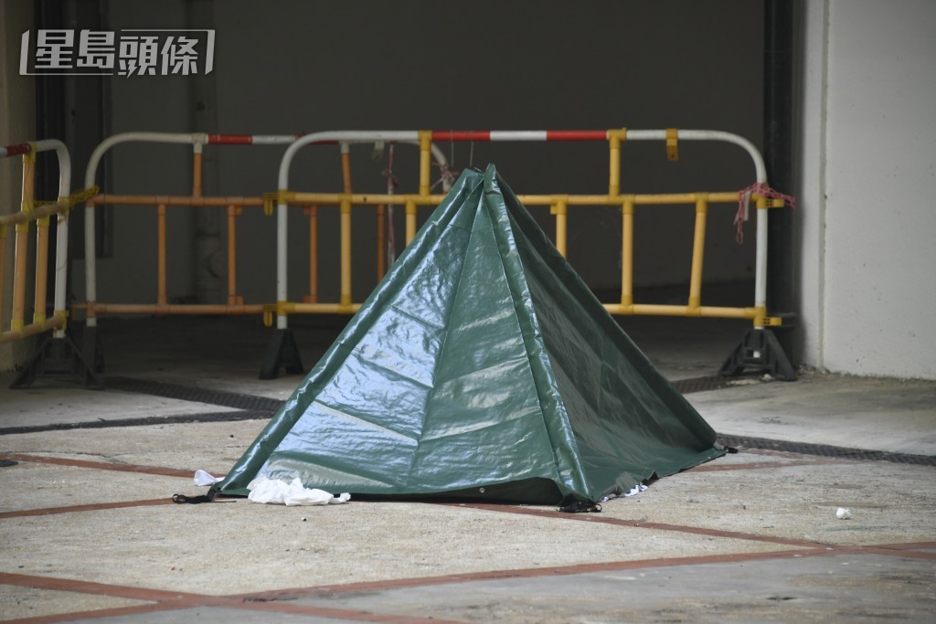 遺體由綠色帳篷遮蔽。 遺體由綠色帳篷遮蔽。