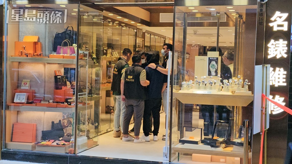 警方押解疑犯返回現場重組案情。