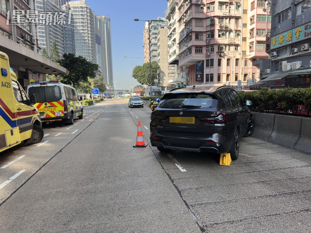 私家車撞向馬路石壆才停下。梁國峰攝 私家車撞向馬路石壆才停下。梁國峰攝
