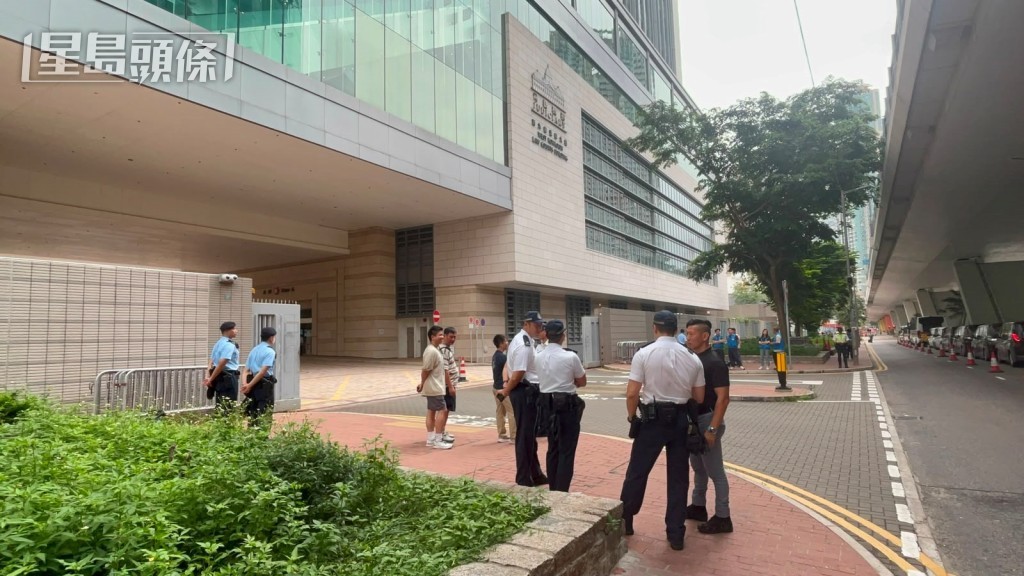 警方於法院外戒備。 警方於法院外戒備。