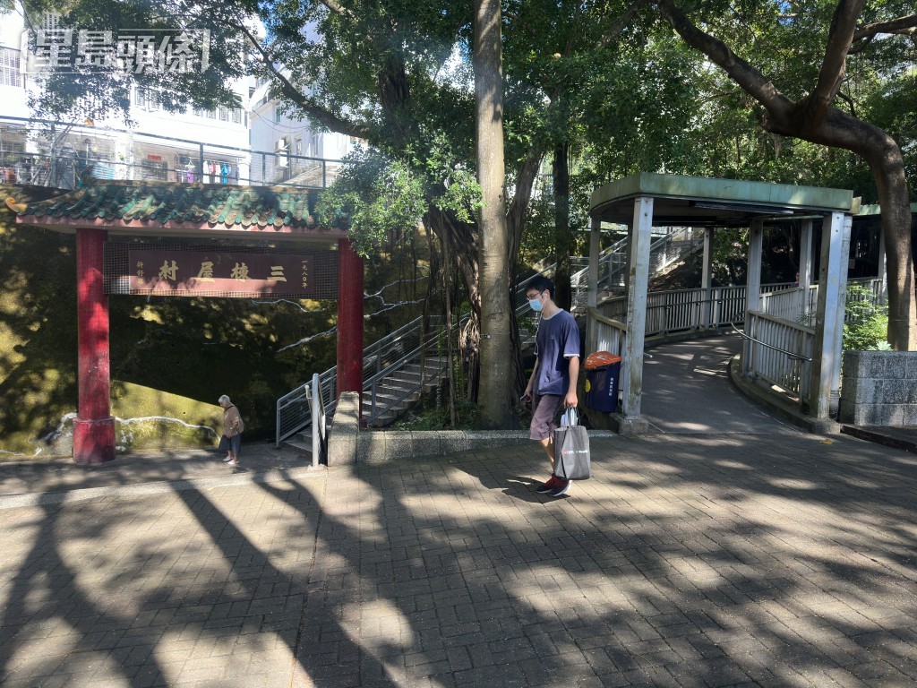 女子在荃灣老圍三棟屋路對開行人天橋遇劫。梁國峰攝 女子在荃灣老圍三棟屋路對開行人天橋遇劫。梁國峰攝