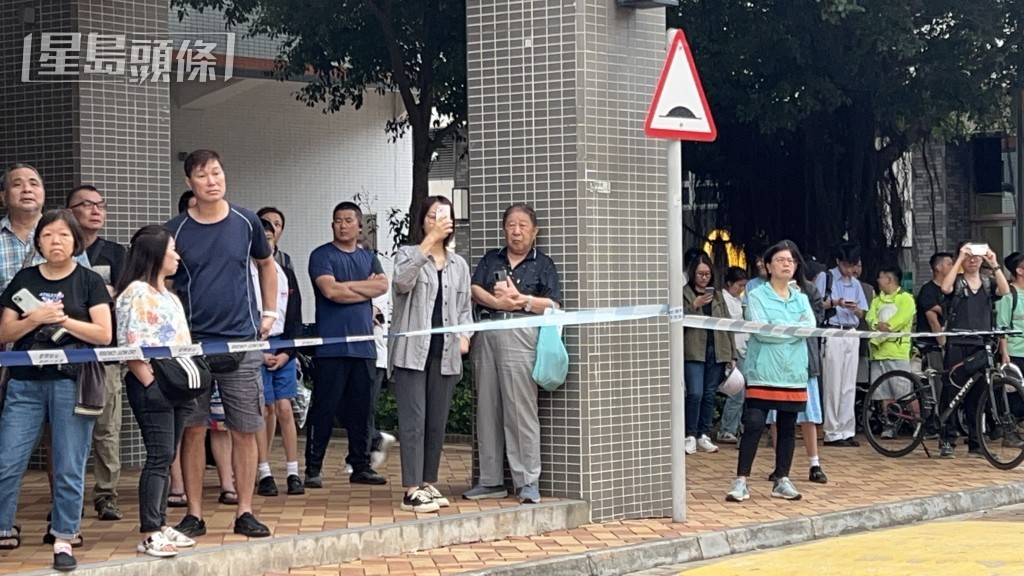 大批街坊圍觀。蔡楚輝攝 大批街坊圍觀。蔡楚輝攝