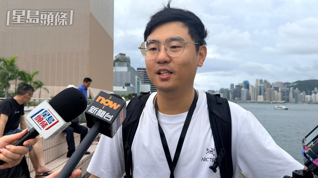 城市大學內地博士生張先生,到尖沙咀文化中心歡送軍艦離港。梁國峰攝 城市大學內地博士生張先生,到尖沙咀文化中心歡送軍艦離港。梁國峰攝