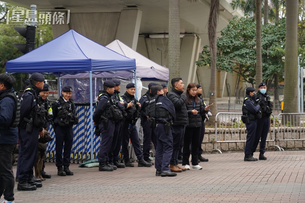 警方在法院外戒備。葉偉豪攝