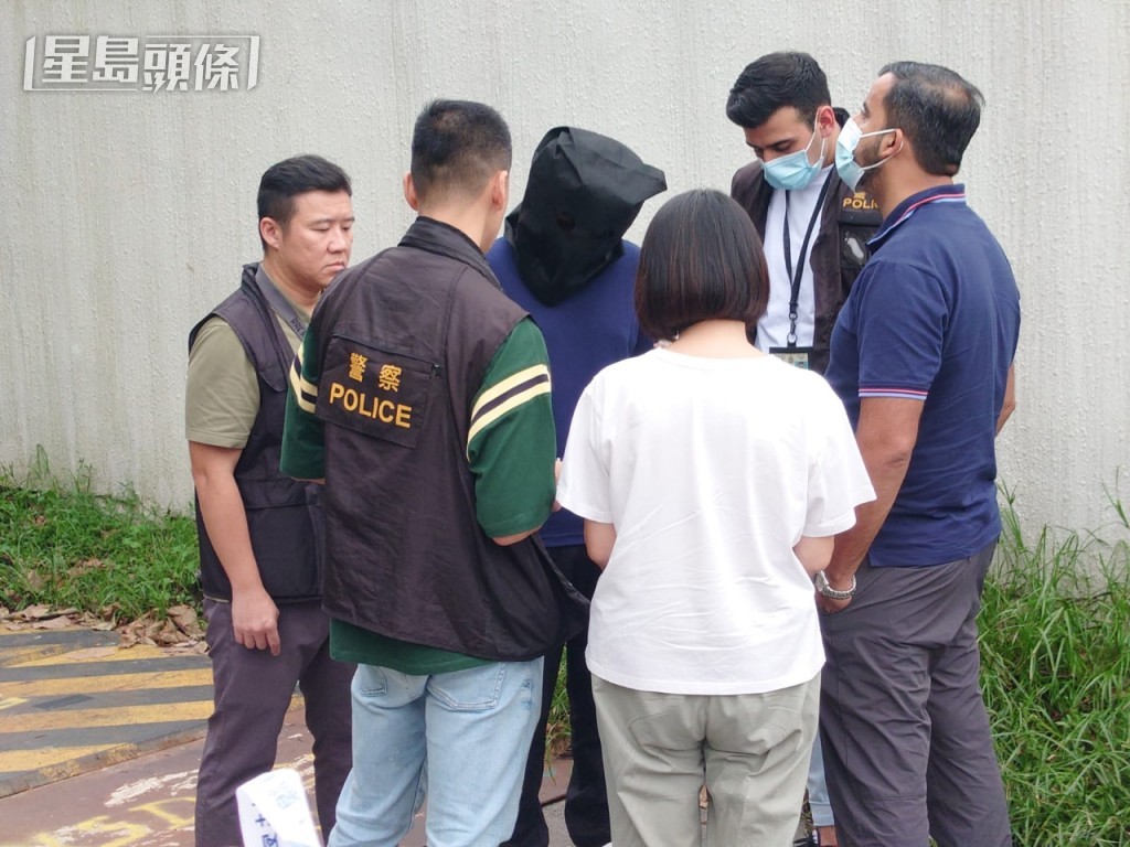 警方将疑犯押解到飞鹅山重组案情。