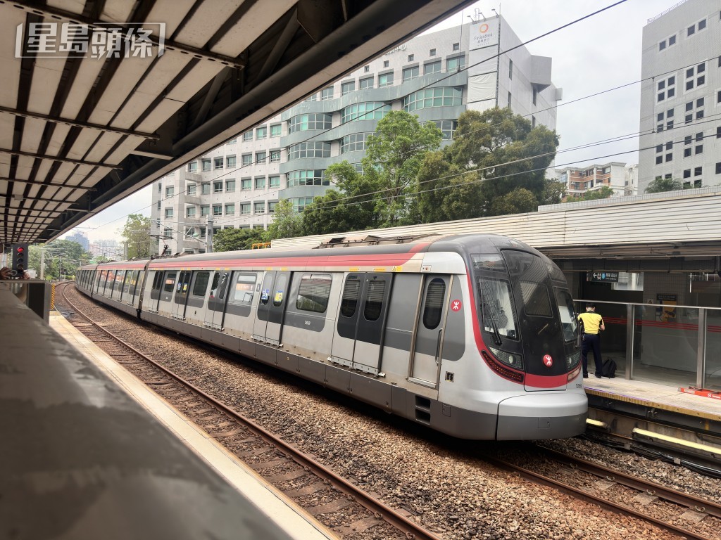 東鐵綫來往旺角東至大圍站服務一度暫停。梁國峰攝