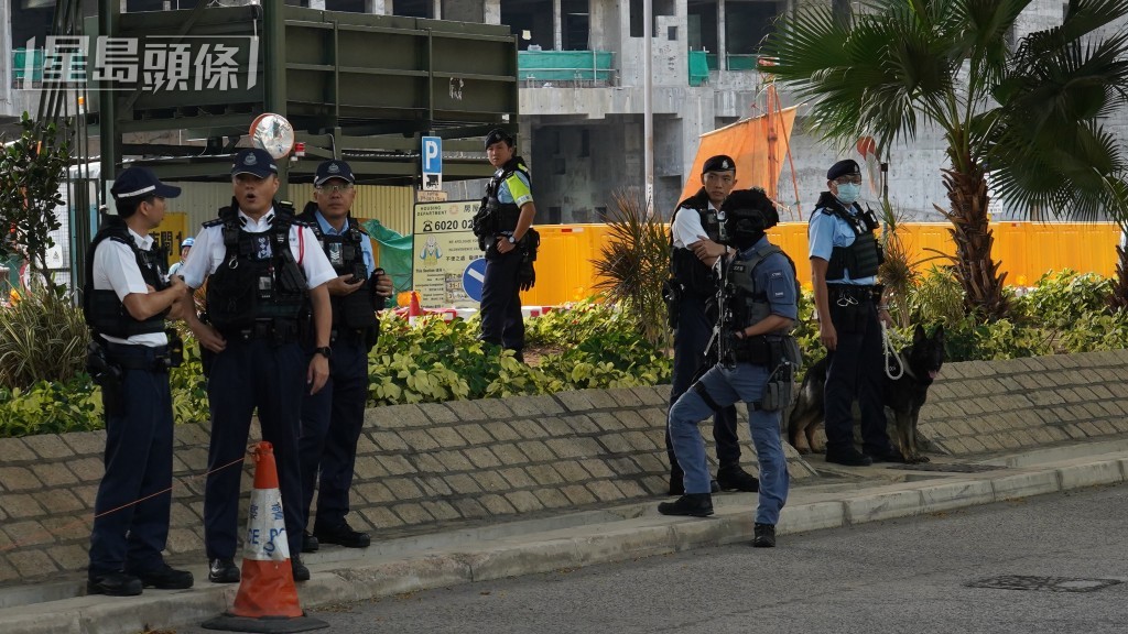 警方佈防。 警方佈防。
