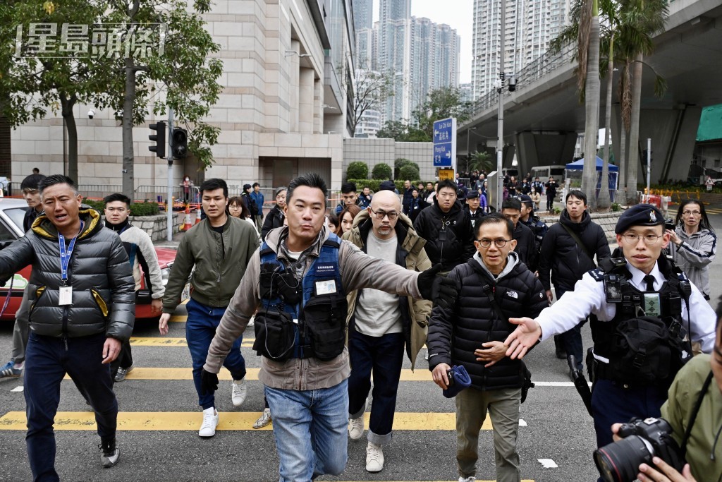 家屬在警方開路下離開法庭時。劉駿軒攝 家屬在警方開路下離開法庭時。劉駿軒攝