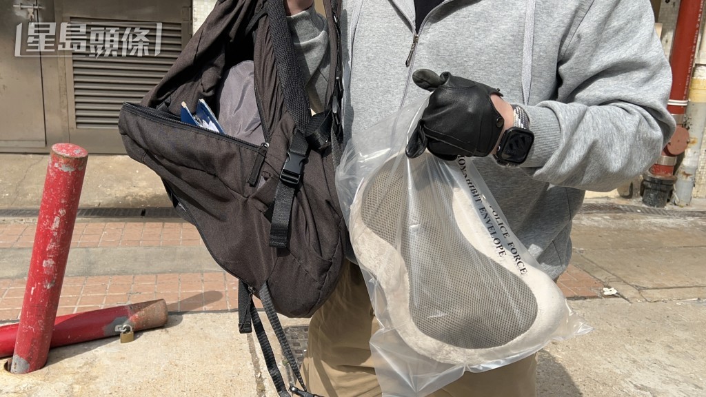 警員檢走涉事按摩機。蔡楚輝攝