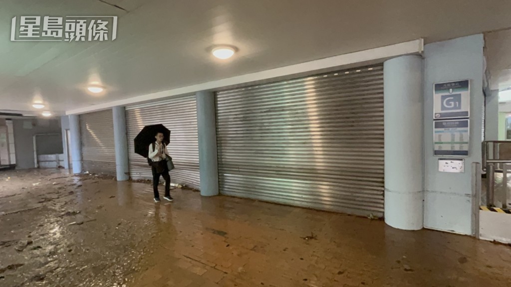 黑色暴雨下,東鐵九龍塘站水浸。資料圖片 黑色暴雨下,東鐵九龍塘站水浸。資料圖片