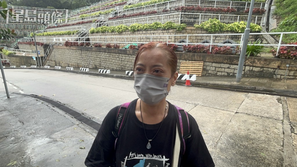 梁女士在家驹坟前播放《海阔天空》。