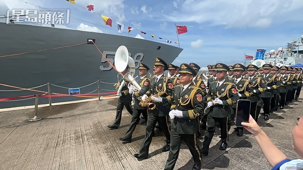 艦上亦有軍槳表演。 艦上亦有軍槳表演。