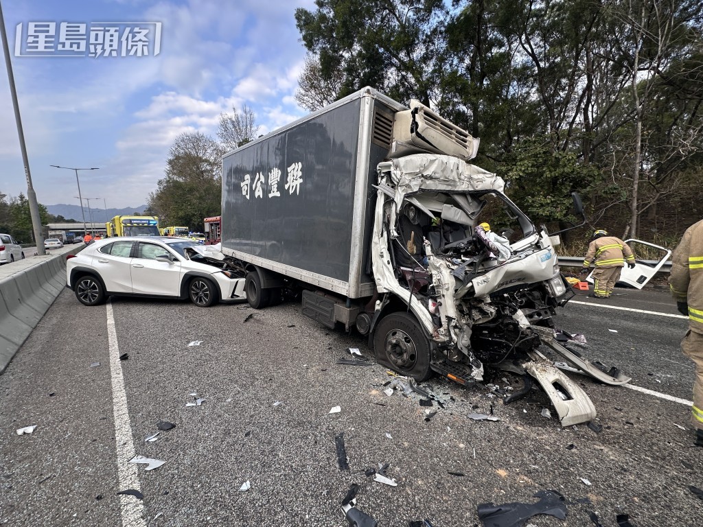 貨車車頭變廢鐵。梁國峰攝