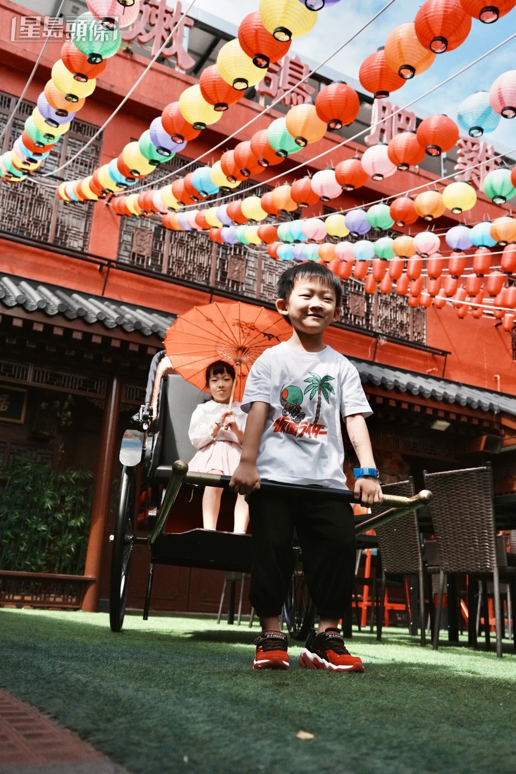 餐廳外不乏中式懷舊布置，包括人力車、李小龍電影海報等。（圖片來源：《親子王》）