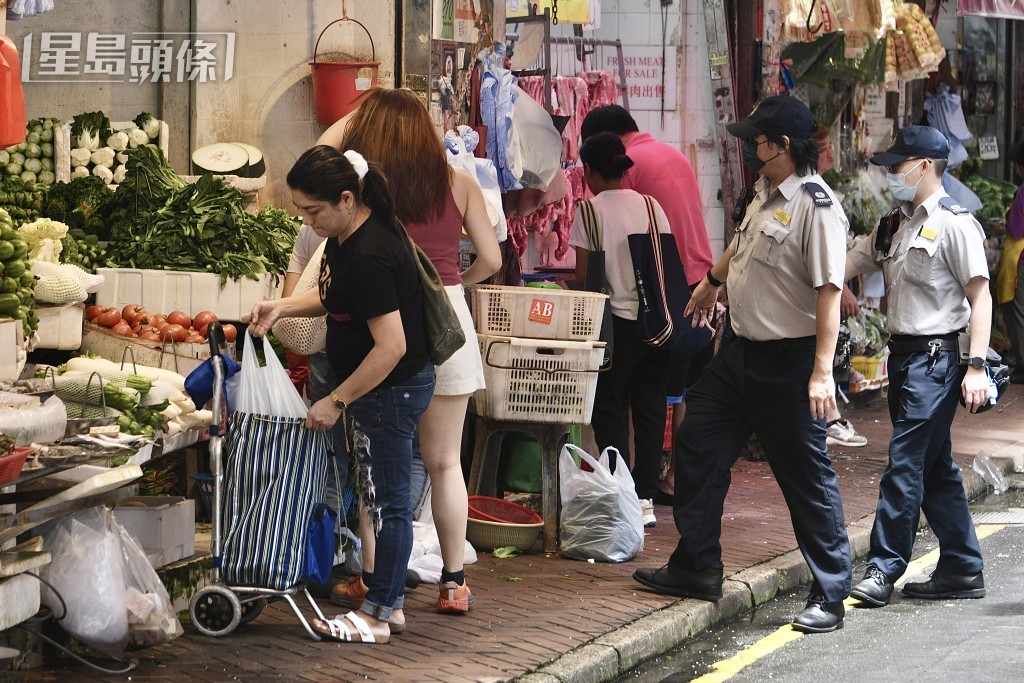 在鵝頸街市今早不時有食環署職員巡視。陳浩元攝 在鵝頸街市今早不時有食環署職員巡視。陳浩元攝