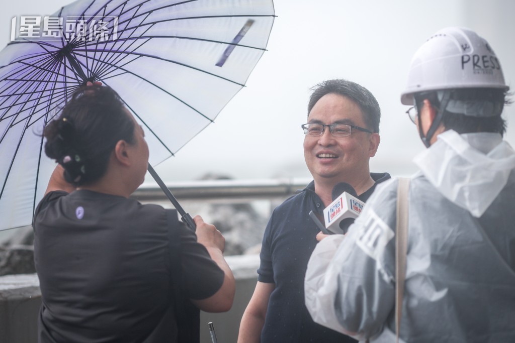 王先生帶備長遮，與太太落樓感受風力。何家豪攝