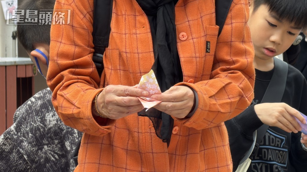 市民折紙鶴悼念死者。 市民折紙鶴悼念死者。