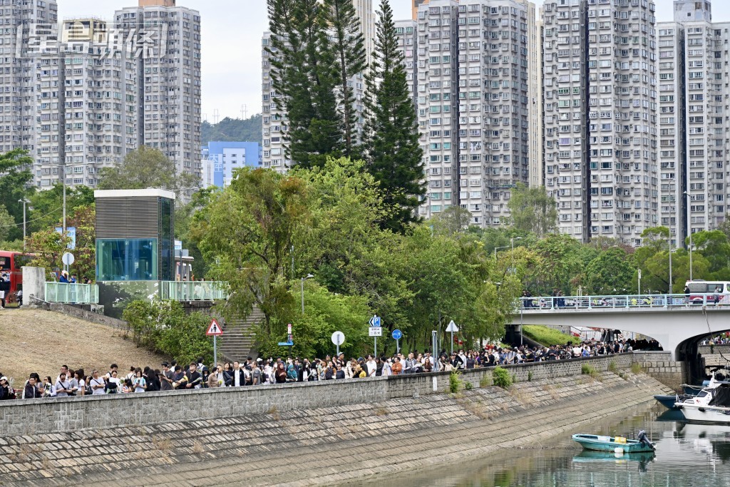 逾千名市民赴大埔獻花,人龍長達1.5公里。劉駿軒攝 逾千名市民赴大埔獻花,人龍長達1.5公里。劉駿軒攝