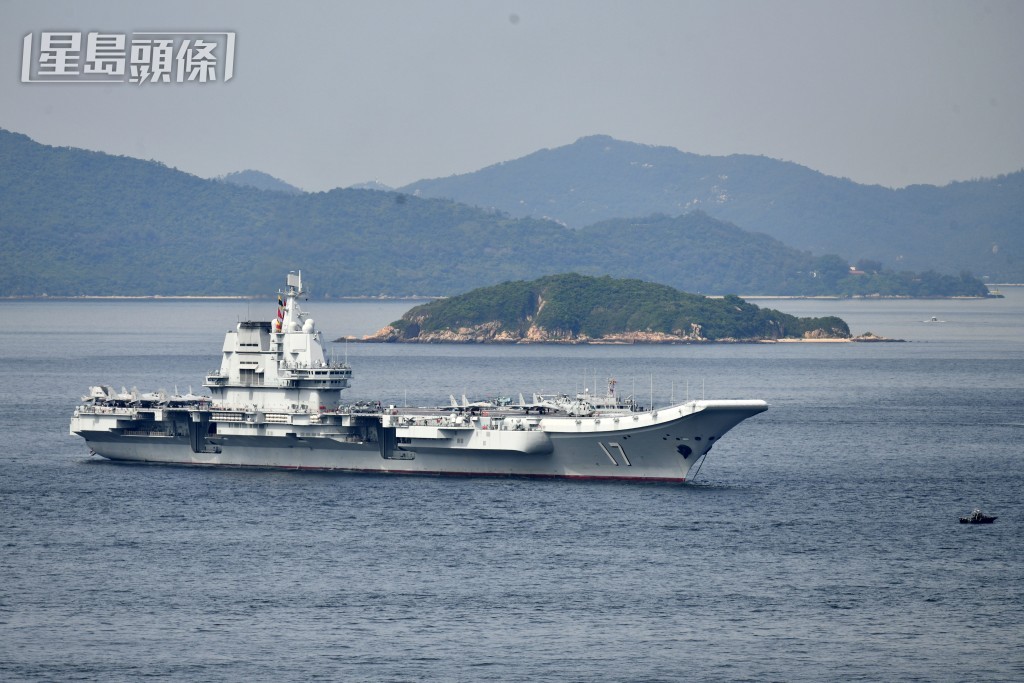 海軍山東艦編隊今早駛入本港水域。盧江球攝