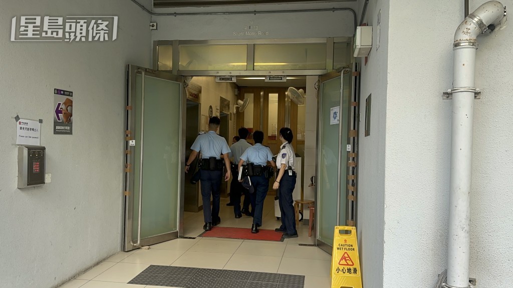 警員上樓調查。梁國峰攝 警員上樓調查。梁國峰攝