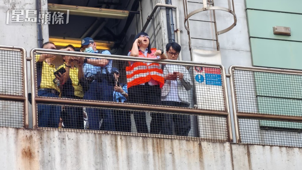 警方及港鐵職員到場處理。蔡楚輝攝 警方及港鐵職員到場處理。蔡楚輝攝