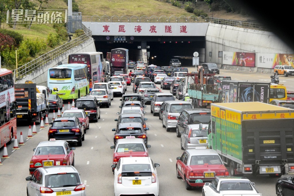 運輸署指「633」固定收費方案實施後，在8月上午7時至10時及下午5時至8時的繁忙時間，整體過海車流量與實施前相若，約為92500架次。資料圖片