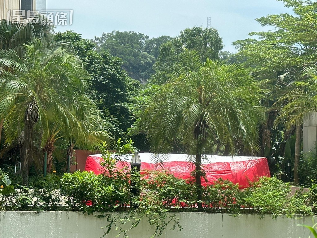 消防在樓下張開安全氣墊戒備 消防在樓下張開安全氣墊戒備