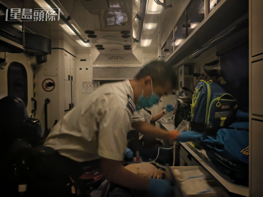 男子昏迷由救護車送院。蔡楚輝攝 男子昏迷由救護車送院。蔡楚輝攝