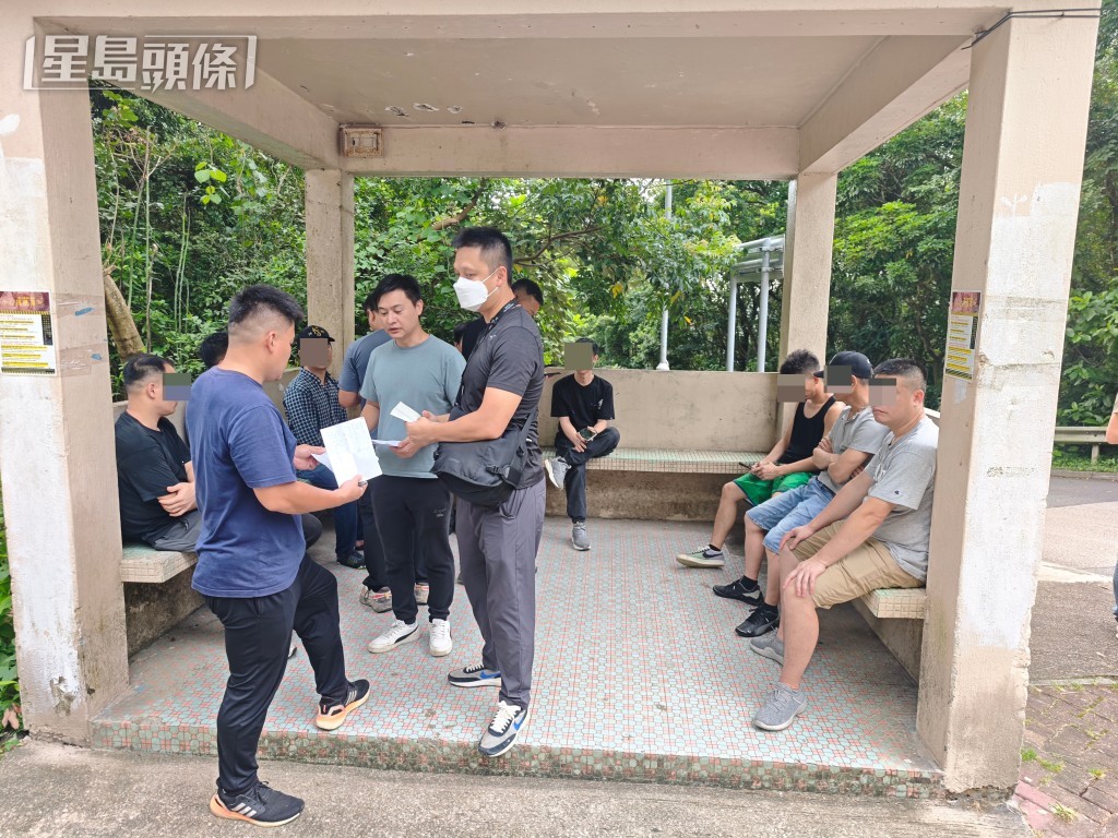 警員在現場截獲8人。蔡楚輝攝 警員在現場截獲8人。蔡楚輝攝
