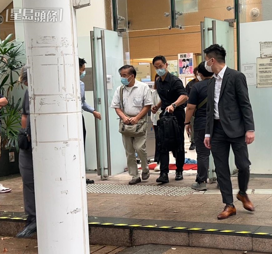 女死者的親屬認屍。