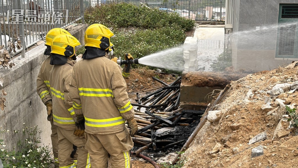 消防員射水灌救。 消防員射水灌救。