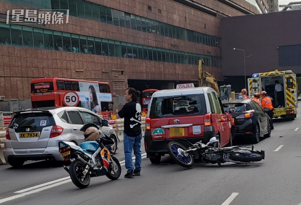 三車串燒,鐵騎士受傷由救護車送院。徐裕民攝 三車串燒,鐵騎士受傷由救護車送院。徐裕民攝