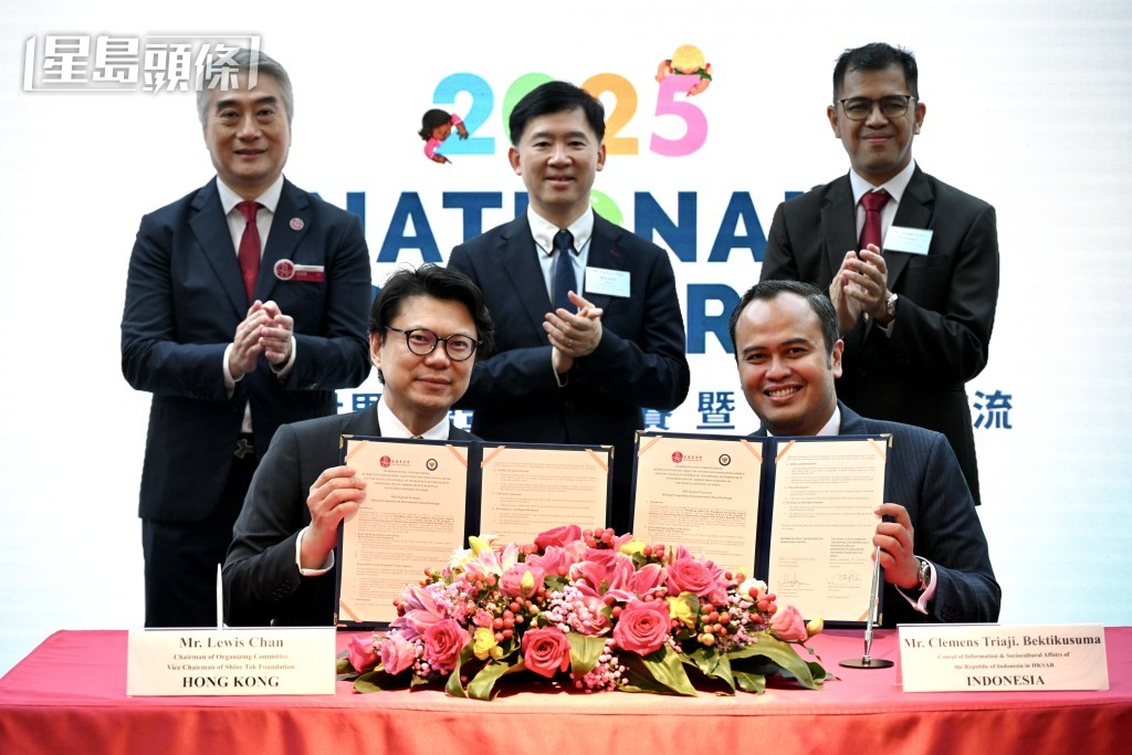 前排左起 ：陳令絋、印尼駐外領事(新聞與社會文化事務) Mr. Clemens Triaji Bektikusuma。蘇正謙攝