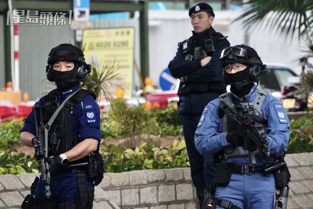 法院外保安嚴密,警方荷槍戒備。蘇正謙攝 法院外保安嚴密,警方荷槍戒備。蘇正謙攝
