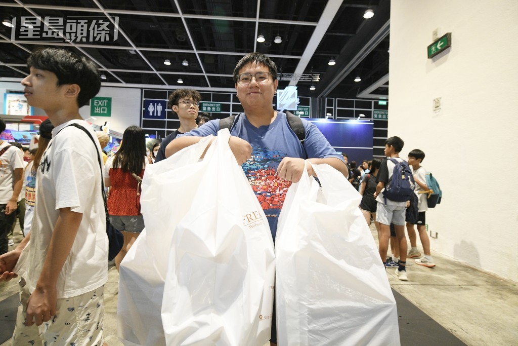 范先生入場不到兩小時已購買超過5000元人民幣,買到拎不動。陳浩元攝 范先生入場不到兩小時已購買超過5000元人民幣,買到拎不動。陳浩元攝