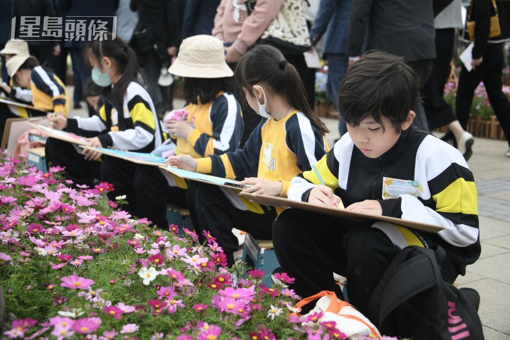 花展首日吸引不少學生結伴寫生。陳浩元攝