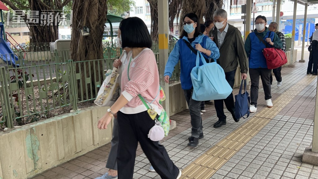 部分宏志閣居民取回個人物品後離開。