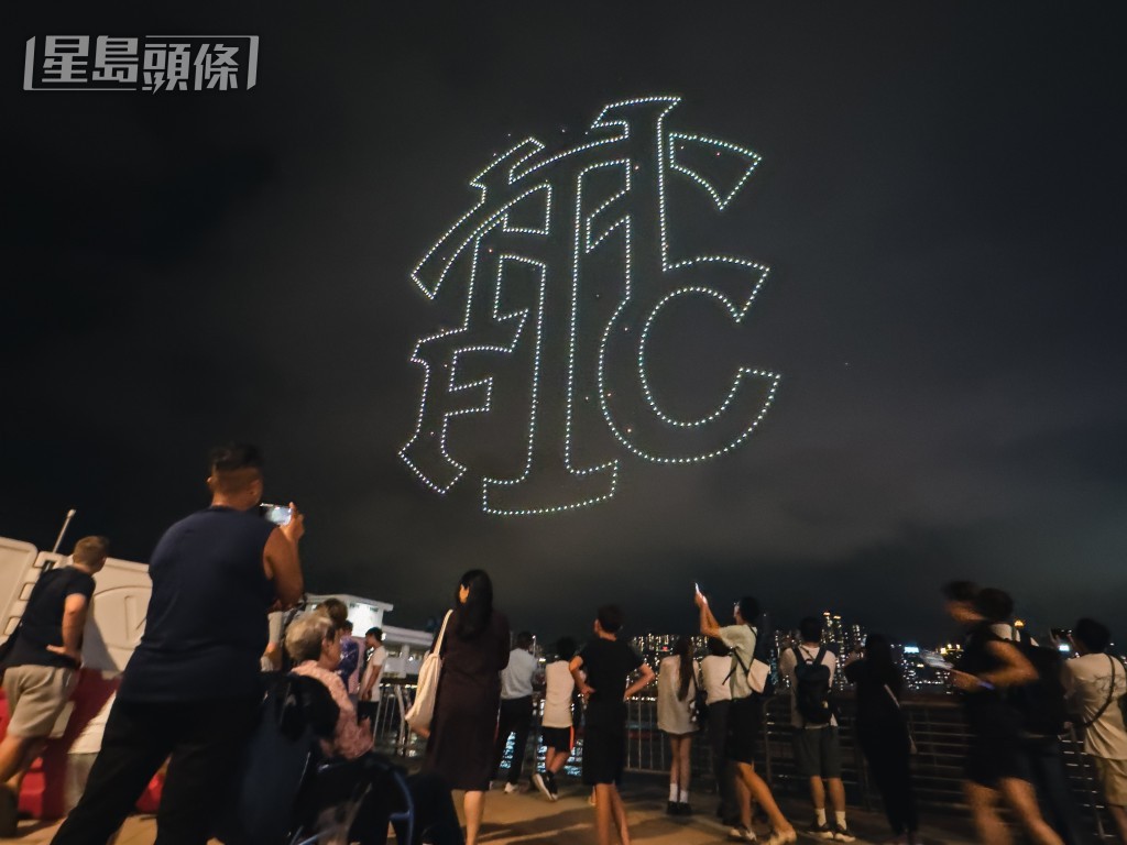 熱刺主題無人機匯演維港上演。  