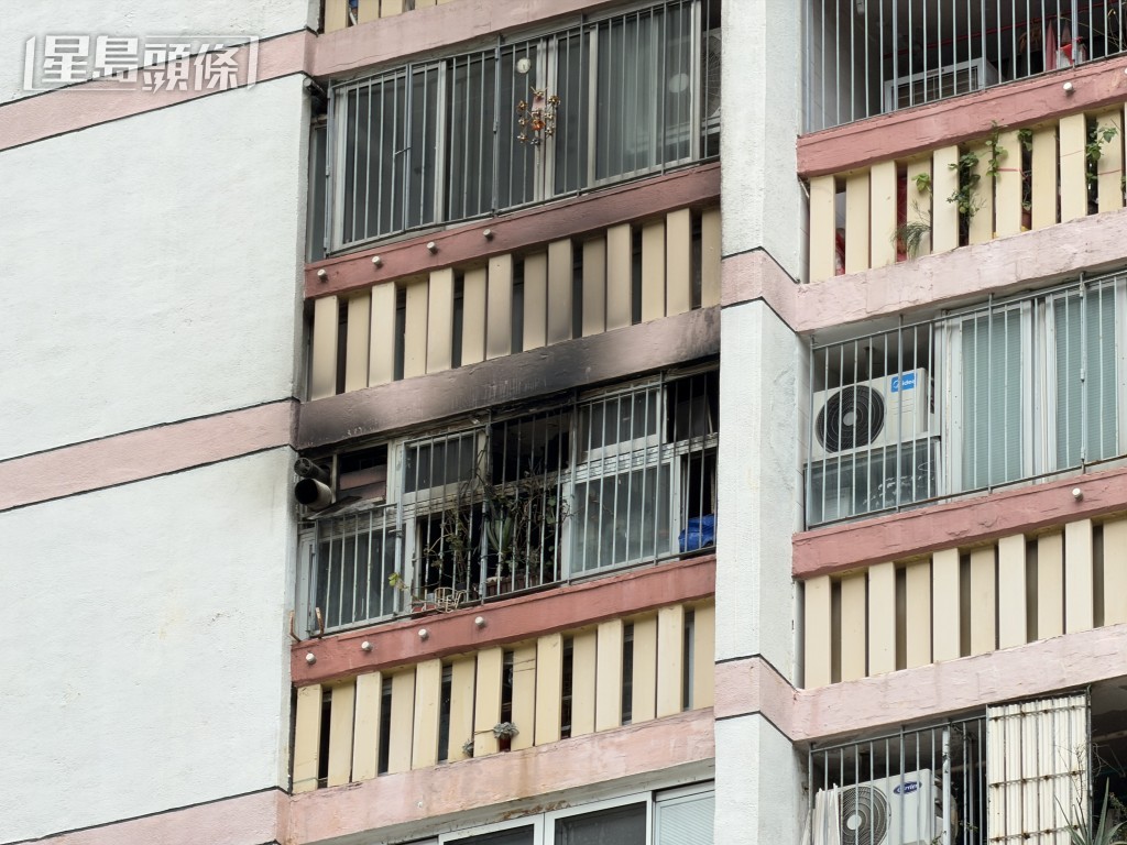 起火單位熏黑。