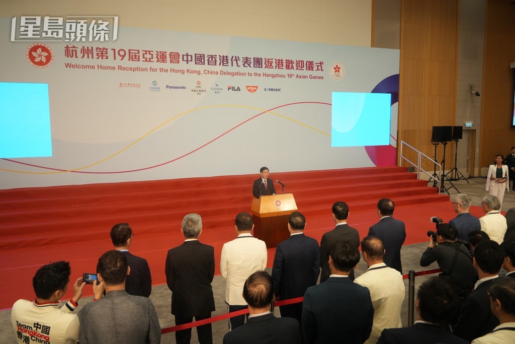 李家超在会上表扬得奖港队运动员。吴艳玲摄