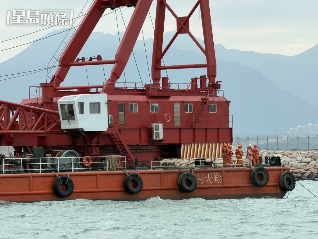 內地打撈船「南天翔」到港,負責打撈貨機殘骸。梁國峰攝 內地打撈船「南天翔」到港,負責打撈貨機殘骸。梁國峰攝