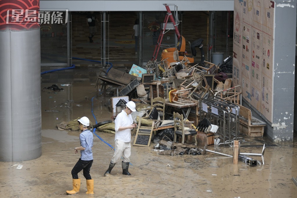 地庫經過暴雨水浸一役滿目瘡痍，枱櫈及雜物沾滿黃泥跡。(陳浩元攝)
