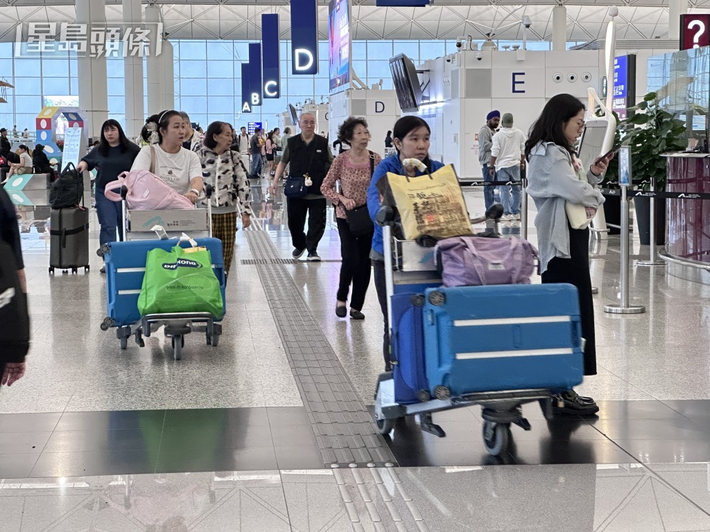 機管局預料機場運作全日都會受颱風塔巴影響。梁國峰攝 機管局預料機場運作全日都會受颱風塔巴影響。梁國峰攝