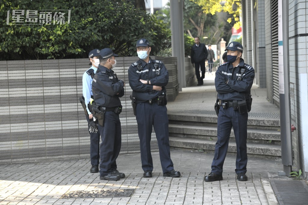 警方於法院外戒備。黃偉強攝