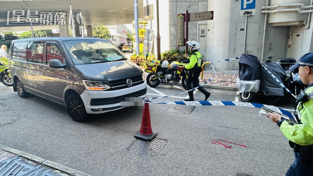 貨Van撞倒過路婦，路面遺下血迹。蔡楚輝攝