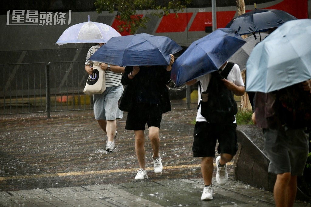 天文台今年在三星期內五度發黑色暴雨警告信號。盧江球攝